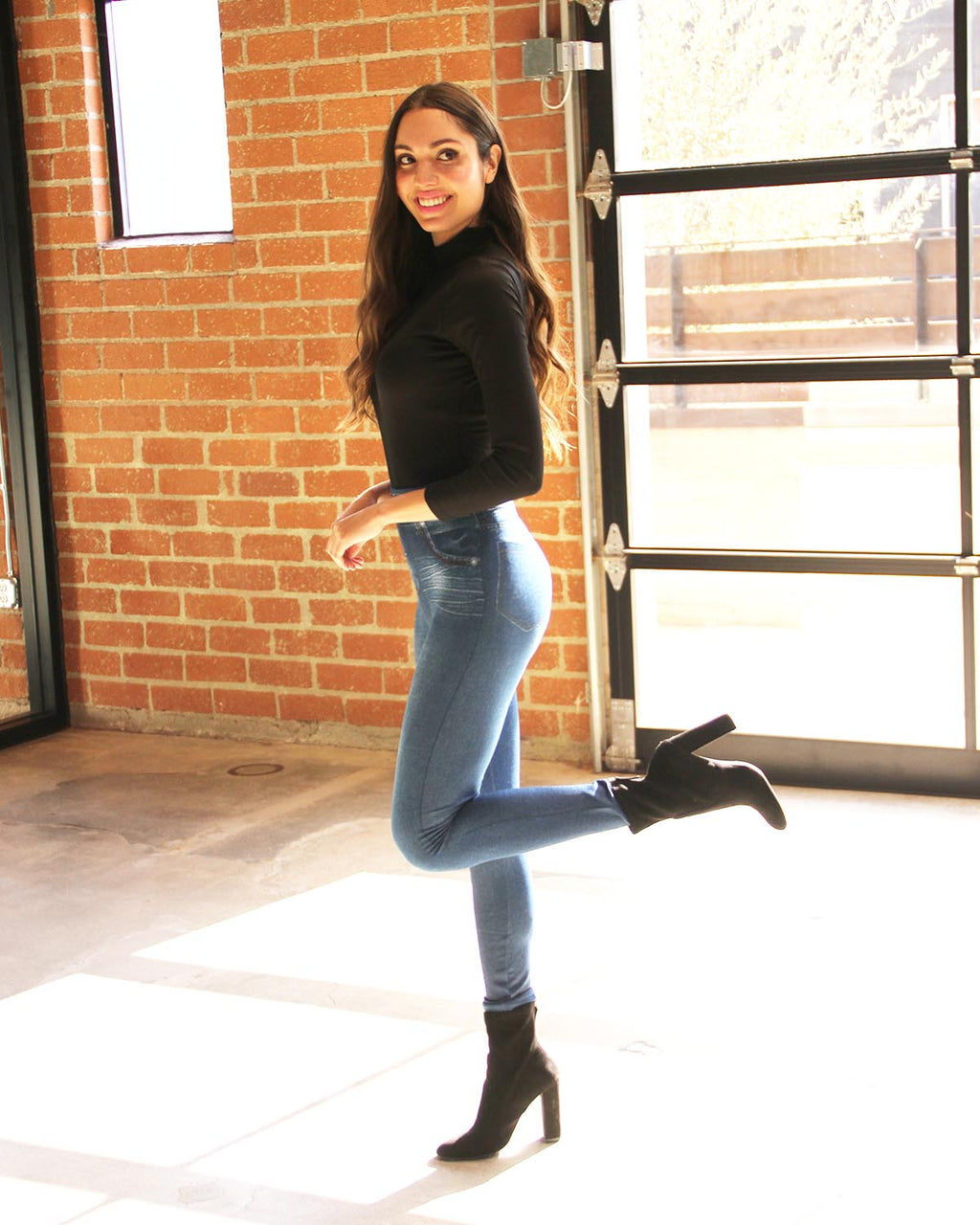 She’s Walking in Power Jeggings / Leggings